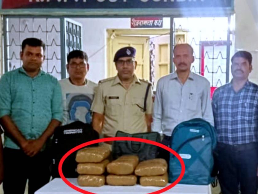 Smuggling of Ganja from Howrah Ahmedabad Express; Three lakhs, 15 kg ganja seized | हावडा अहमदाबाद एक्सप्रेसमधून गांजाची तस्करी; तीन लाखांचा, १५ किलो गांजा जप्त