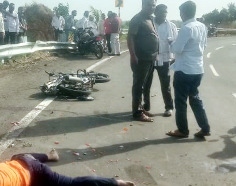 Breaking; A tipper hits a two-wheeler on Chikmahud Dighanchi Road; Both died on the spot | Breaking; चिकमहुद दिघंची रोडवर टिपरची दुचाकीला धडक; दोघांचा जागीच मृत्यू