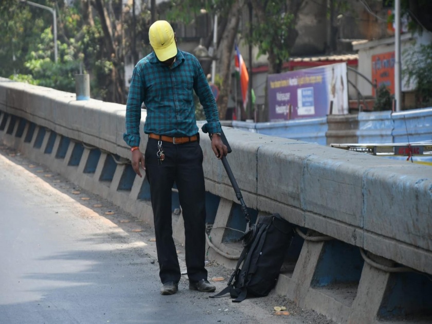 Swimwear bag is not a bomb; Sensation on Dadar Tilak Bridge | बॉम्ब नसून ती निघाली स्विगीची बॅग; दादरच्या टिळक ब्रिजवर खळबळ
