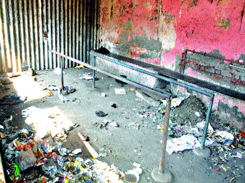 Malanggad bus stagnation, malfunction due to uncleanness in Kalyan ST Depot | मलंगगड बस थांब्याची दुरवस्था, कल्याण एसटी डेपोमध्ये अस्वच्छतेमुळे दुर्गंधी