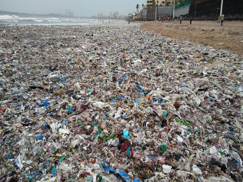 Mumbai beach turns garbage dump after Arabian Sea vomits trash | जुहू सिल्व्हर बीचवर रोज येतो 35 ते 40 डंपर कचरा!