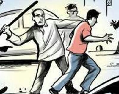 In Nanded, the teacher was beaten into school | नांदेडमध्ये शाळेत घुसून शिक्षकाला मारहाण