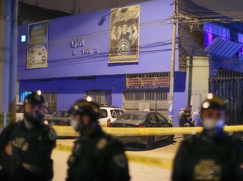 Stampede during raid on party in night club in Peru, 13 died | नाईट क्लबमधील पार्टीत पोलिसांच्या छापेमारीदरम्यान चेंगराचेंगरी, 13 जणांचा मृत्यू