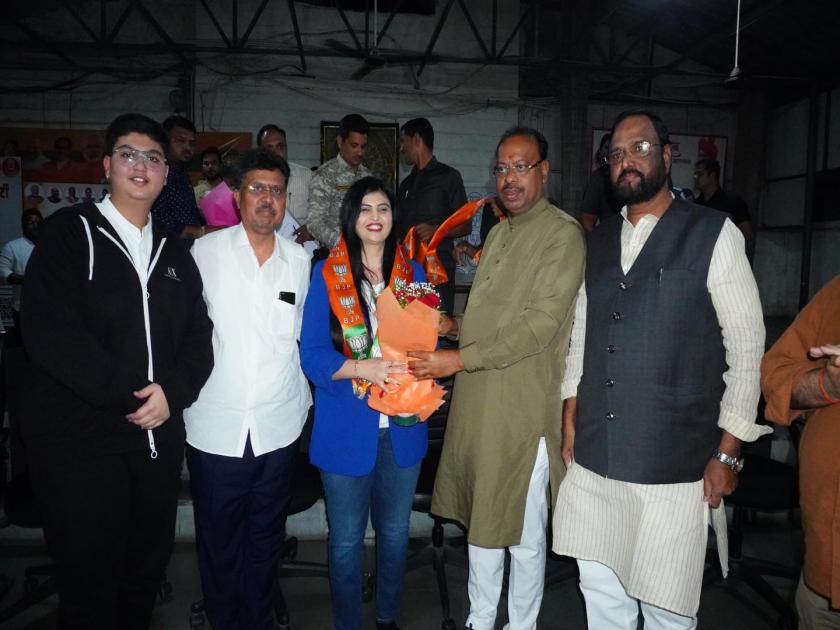 Hundreds of supporters including Beed's businessmen Suresh Kute and his wife join BJP | बीडचे उद्योजक कुटेंसह शेकडो समर्थकांचा भाजपमध्ये प्रवेश
