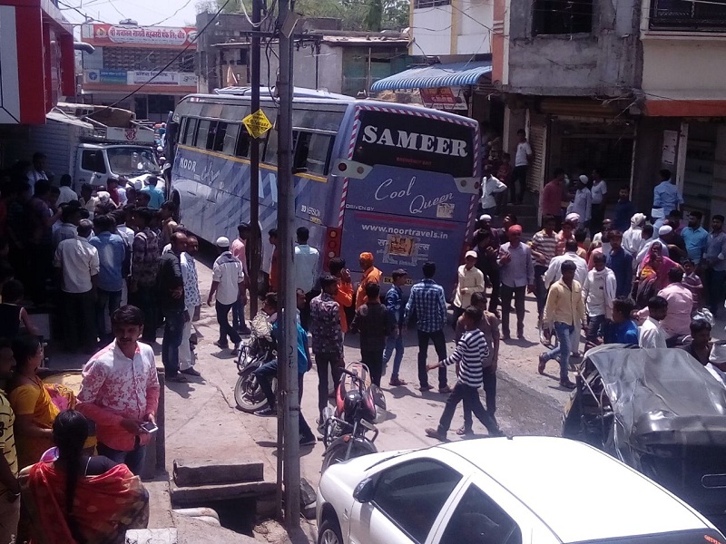 break failure of Verhada's bus in Beed; Runs uncontrolled for one kilometer | बीडमध्ये भर रस्त्यात वऱ्हाडाच्या बसचे ब्रेक फेल; एक किलोमीटरपर्यंत अनियंत्रीत धावली