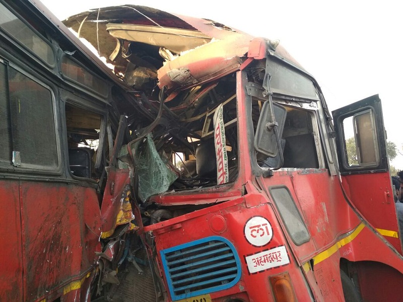 Two dead, two injured in Ambajogai accident | अंबाजोगाईजवळ दोन बसच्या अपघातात १ ठार, ३० जखमी