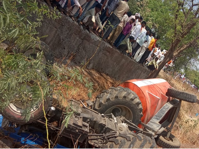 Youth's death in a water tank accident at Beed | चारा छावणीत पाणी नेणाऱ्या टँकरखाली दबून युवकाचा मृत्यू