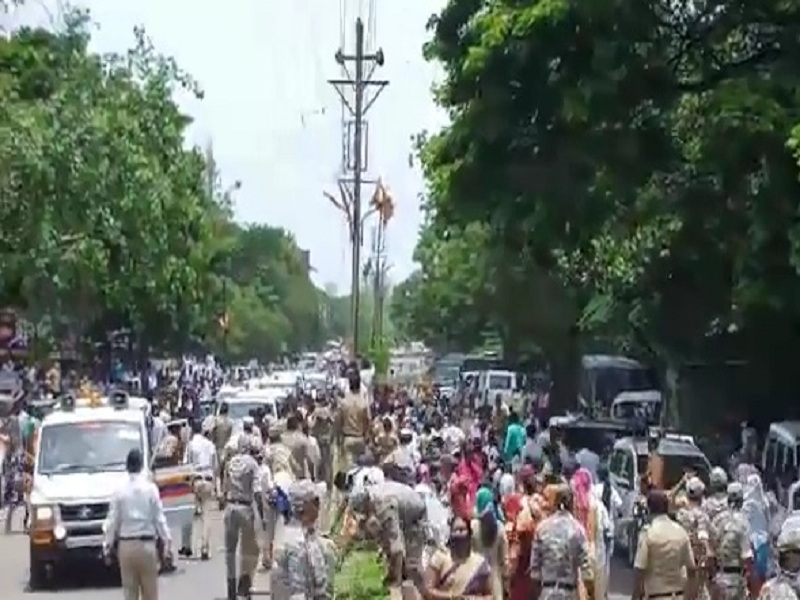 Ajit Dada's welcome in Beed district; Police baton charge on contract nurses while Maratha protesters in custody | Video: कंत्राटी नर्सेसवर पोलिसांचा लाठीचार्ज; अजित पवारांसमोर घोषणाबाजी अन् निषेध