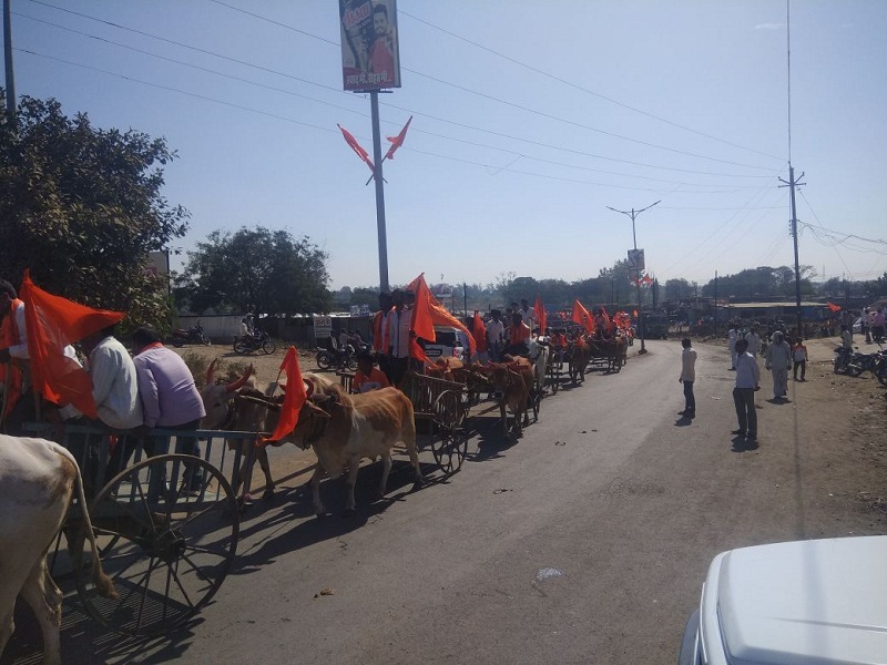 Shiv Sena's bullock cart march to Majlgaon Tahsil to demand a variety of farmers | शेतकर्‍यांच्या विविध मागण्यासाठी शिवसेनेचा बैलगाडी मोर्चा माजलगाव तहसिलवर धडकला 