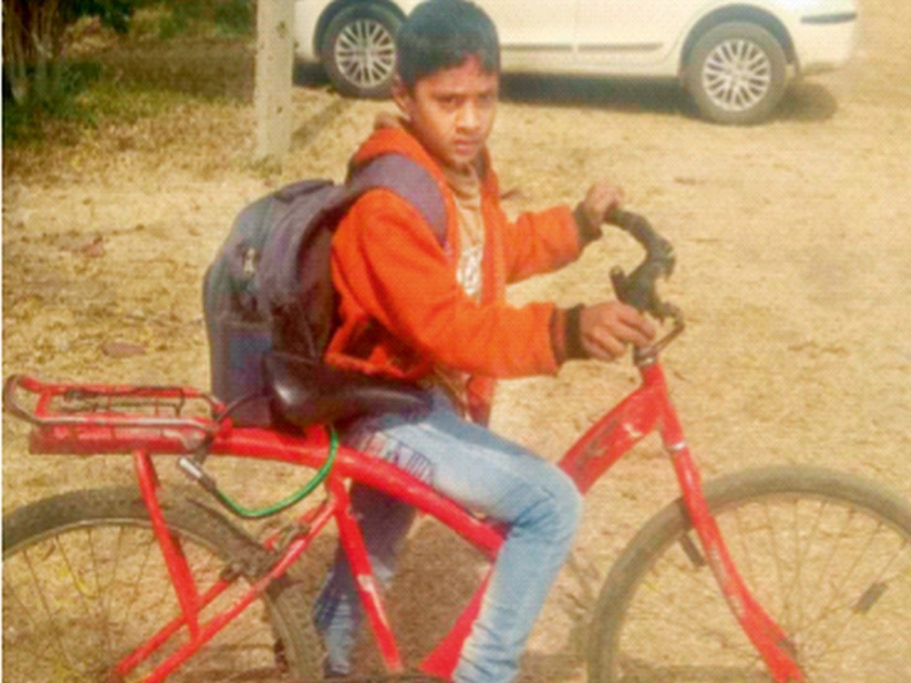 in beed 10 year old boy does 7 km cycling daily to attend school | मोबाइल कुठून आणणार? दररोज 7 किमी सायकलप्रवास; १० वर्षीय गणेशची शिकण्याची जिद्द