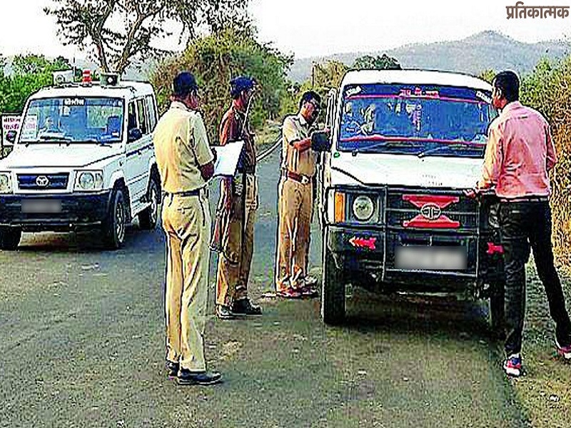 ‘Sting operation’ of checkposts in Beed; 3 policemen suspended for demanding money from passengers | बीडमध्ये चेकपोस्टचे ‘स्टिंग ऑपरेशन’; प्रवास्यांना पैसे मागणारे ३ पोलीस निलंबीत