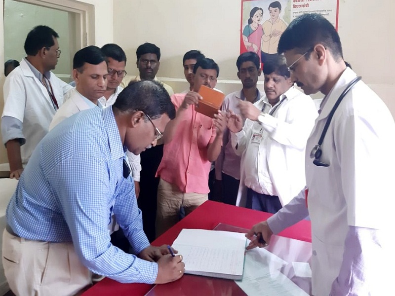 health deputy director visits Beed district civil hospital and gives instruction to doctors | बीड जिल्हा रूग्णालयातील कामचुकार डॉक्टरांना उपसंचालकांकडून शिस्तीचे ‘डोस’!