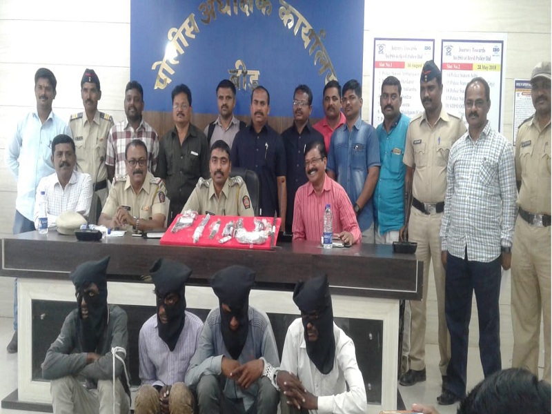 Bead police solved in Bhadangwadi robbery case | भडंगवाडीत धुमाकूळ घालणाऱ्या दरोडेखोरांचा बीड पोलिसांकडून पर्दाफाश