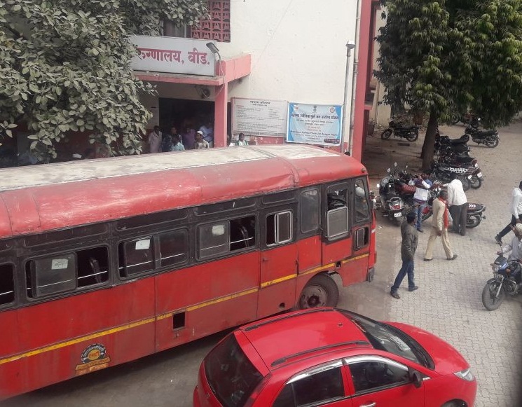 passenger dead due to heart attack in moving bus at beed | बीड येथे चालत्या बसमध्ये प्रवाशाचा हृदयविकाराच्या झटक्याने मृत्यू