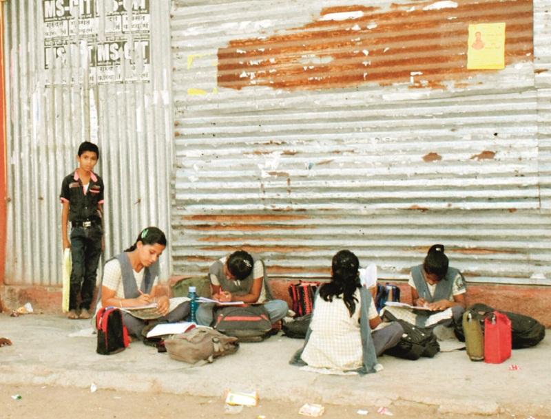 Students waiting for the bus at Kada are required to study in bus station | बस वेळेवर सुटत नसल्याने कडा येथे विद्यार्थींनीना स्थानकातच करावा लागतो अभ्यास