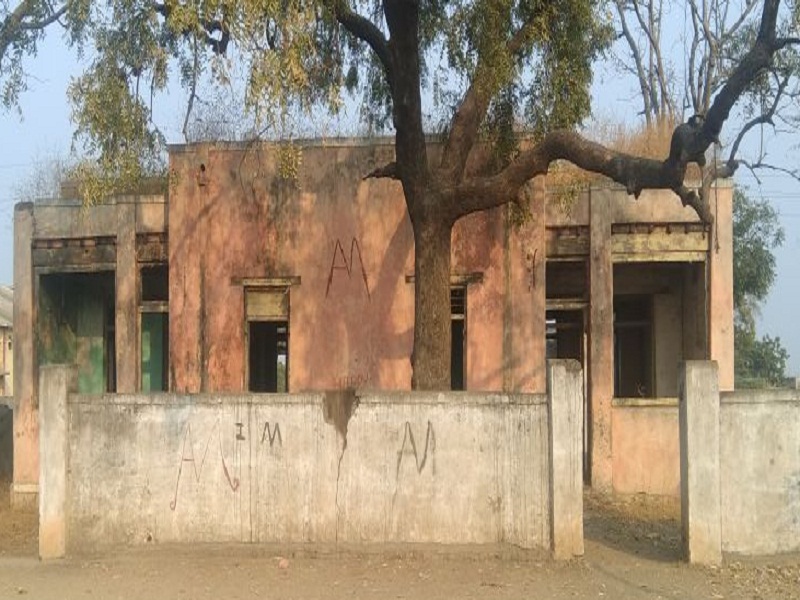 Majalgaon Panchayat Samiti runs from a 50 year old building | माजलगाव पंचायत समितीचा कारभार चालतो ५० वर्ष जुन्या जीर्ण इमारतीमधून; बांधकाम निधी अडकला लालफितीत