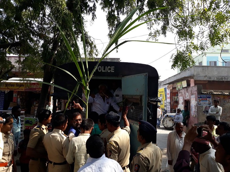 The police blocked the farmers' margin on the margin of Majlgaon MLA's house | उस दराबाबत माजलगावच्या आमदारांच्या घरावर निघालेला शेतक-यांचा मोर्चा पोलीसांनी अडवला 