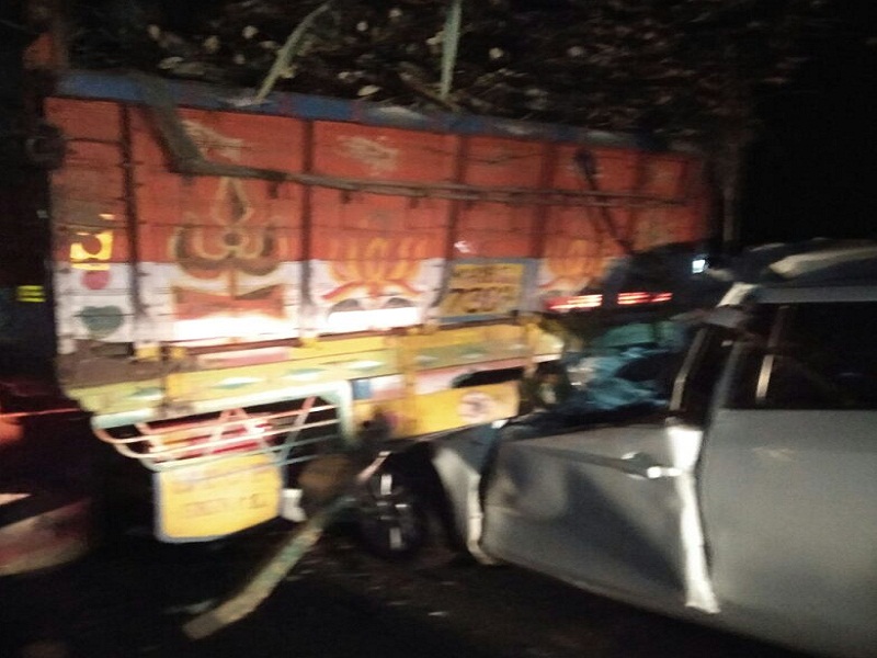 The car hits the sugarcane trolley at Majalgaon; One killed on the spot | माजलगाव येथे उसाच्या ट्रकला कारची धडक; एक जण जागीच ठार 