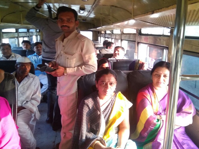 MLA Thombre inaugurated the new route 'Ambajogai - dhavadi' by travelling in bus | आमदार ठोंबरे यांनी बस प्रवास करून केला अंबाजोगाई - धावडी या नव्या मार्गाचा शुभारंभ 