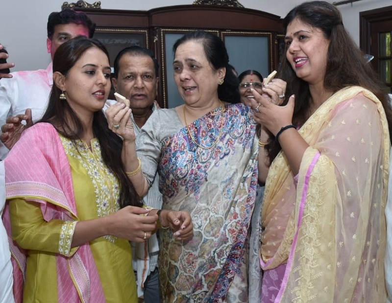 Beed Lok Sabha Election 2019 live result & winner: Pritam Munde celebrates massive victory | बीड लोकसभा निवडणूक निकाल 2019 : बीडमध्ये मुंडे भगिनींची सरशी; भाजपच्या प्रीतम मुंडेंचा दणदणीत विजय