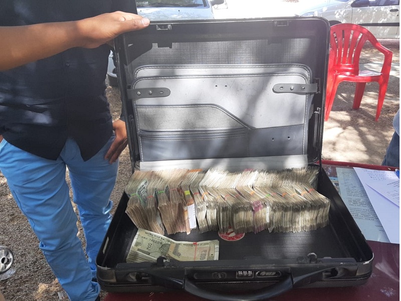 Rs 8.5 lakh cash seized in Beed | बीडमध्ये साडे आठ लाख रूपयांची रोकड जप्त