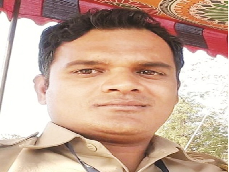 Policeman's suicide by firing on self in Beed | त्रास देणारा फोन कॉल ? ; बीडमध्ये पोलिसाची डोक्यात गोळी झाडून आत्महत्या