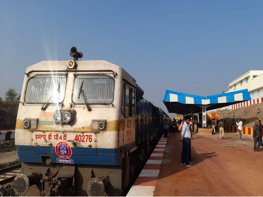 Happiness in Beed district; train successfully runs from Nagar to Ashti, High speed train will run at 4 pm | बीड जिल्ह्यात आंदोत्सव; नगर ते आष्टी धावली रेल्वे, दुपारी चार वाजता धावणार हायस्पीड