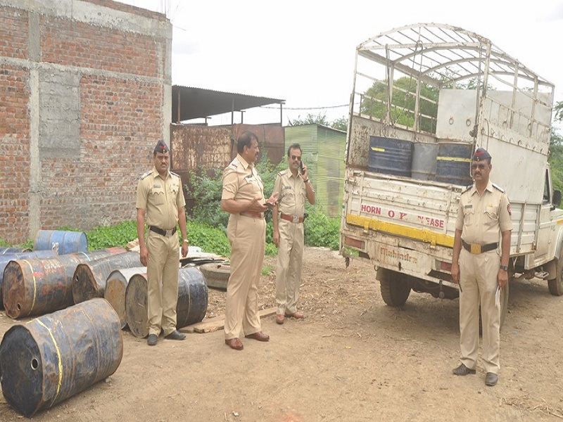 2800 liters of kerosene seized in black market by police | बीडमध्ये काळ्या बाजारात जाणारे २८०० लिटर रॉकेल जप्त