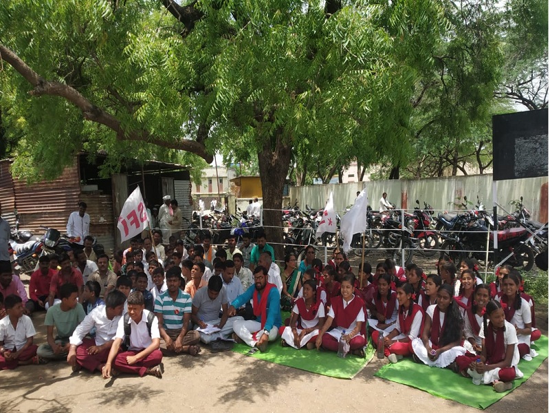for drinking water students agitation In the Panchayat Samiti of Majalgaon | शाळेचा अनधिकृत नळ ग्रामपंचायतने तोडला; विद्यार्थ्यांचे पाण्यासाठी पंचायत समिती कार्यालयात आंदोलन