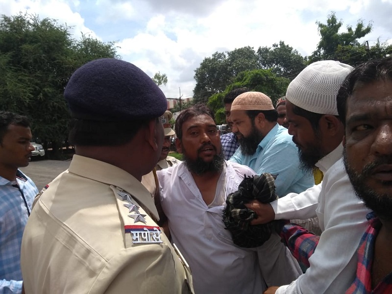Trader suicide attempt at police superintendent's office in Beed; Demand for action against Gujar Gang | पोलीस अधीक्षक कार्यालयात व्यापाऱ्याचा आत्मदहनाचा प्रयत्न; गुजर गँगविरुद्ध कारवाईची केली मागणी