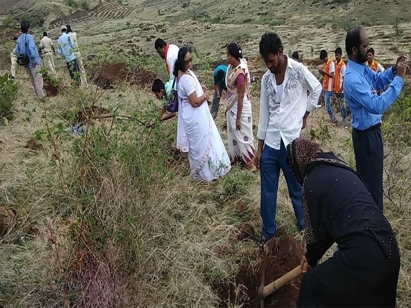 One thousand pits dug for the cultivation of trees from Mahashtmadan in Beed | बीडमध्ये महाश्रमदानातून वृक्ष लागवडीसाठी खोदले एक हजार खड्डे