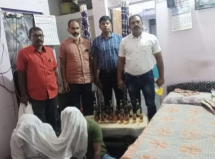 Home sale of beers, whiskey in Nagpur: Bar owner including two arrested | नागपुरात बीअर, व्हिस्कीची घरून विक्री  : बारमालकासह दोघे गजाआड