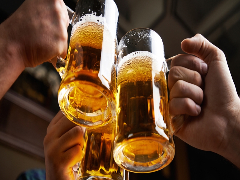 A sharp increase in the number of alcoholics in April; Aurangabad residents get 462% more beer | चिअर्स! एप्रिलमध्ये तळीरामांच्या संख्येत वाढ; औरंगाबादकरांनी ४६२ टक्के अधिक रिचवली बीअर