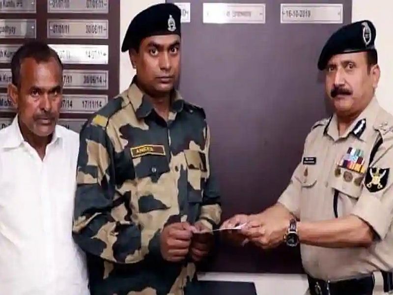 BSF trooper receives Rs 10 lakh after house was burnt in Delhi violence MMG | ये देश है मेरा... घर जळालेल्या जवानाला BSF कडून 10 लाखांची मदत 