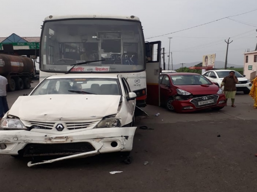 ST bus brakes fail, hit vehicles in front, two injured; Incident at Kini Toll naka | एसटी बसचा ब्रेक निकामी झाल्याने समोरील वाहनांना धडक, दोघे जखमी; किणी टोलनाक्यावरील घटना