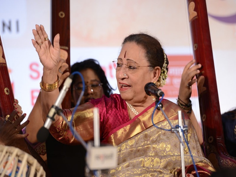 Begum Parveen Sultana's singing has emerged as a sixty-year-old singer, despite her poor health | तब्येत नाजूक तरी साठ वर्षांची गायकी तरुण! बेगम परवीन सुलताना यांच्या गायकीने बहार