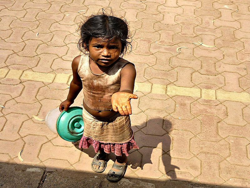 After a year and a half, a smile appeared and her parents were begging for help in Bhopal | दीड वर्षानंतर मुस्कान भेटली तिच्या आई-वडिलांना, भोपाळात मागत होती भीक