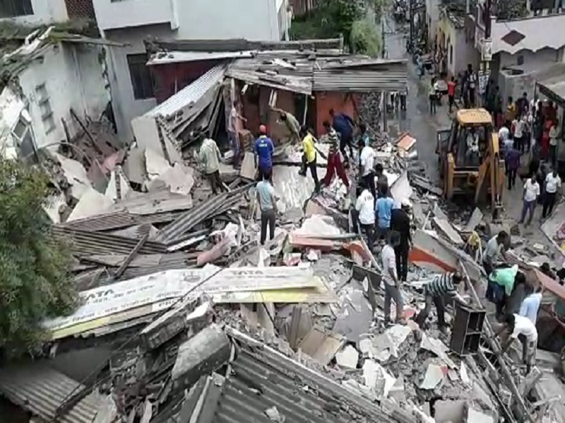 The 100-year-old building in Begumpura collapsed, there is no life threatening | बेगमपुऱ्यातील १०० वर्ष जुनी इमारत कोसळली, जीवितहानी नाही 