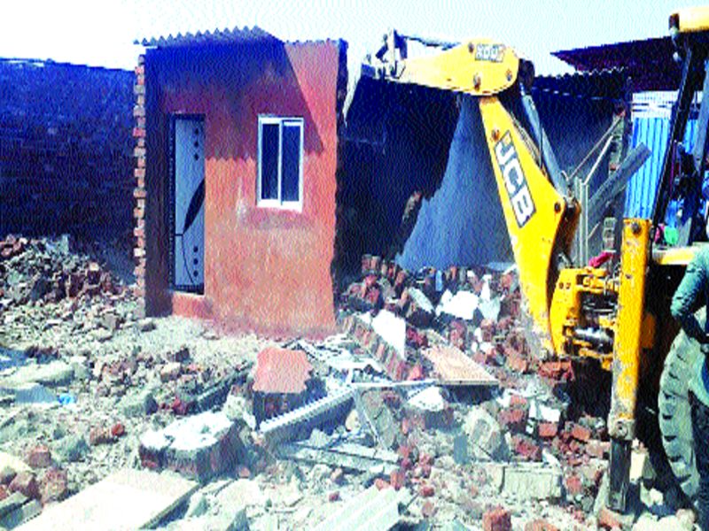 Crush the illegal constructions | बेकायदा बांधकामे जमीनदोस्त