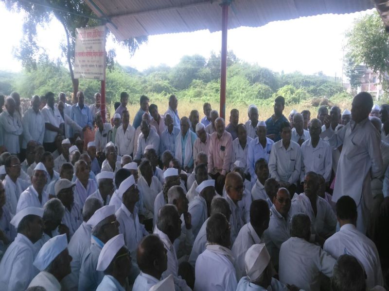 workers boycott at the meeting of the Belganga sugar factory in Chalisgaon | चाळीसगावातील बेलगंगा साखर कारखान्याच्या कामगारांचा बैठकीवर बहिष्कार