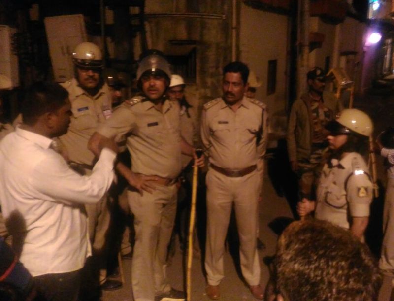 Two groups attack each other over Tipu Sultan Jayanti in Belgaon, police commissioner injured in stone pelting | टिपू सुलतान जयंतीवरुन बेळगावात दोन गटांमध्ये तुफान राडा, दगडफेकीत पोलीस आयुक्त जखमी