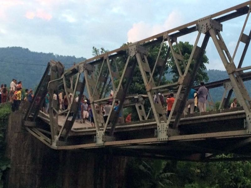 100 'Belly Bridge' in Naxal-affected areas | नक्षलग्रस्त भागात १०० ‘बेली ब्रिज’