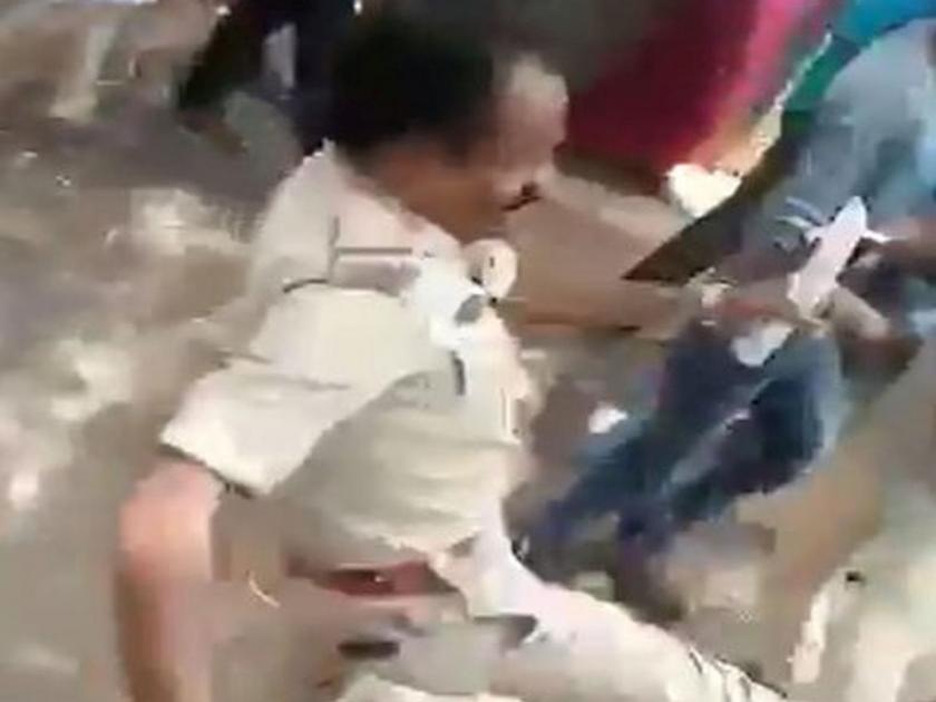 coronavirus Bengaluru Cop Kicks Migrants For Demanding Home Travel kkg | VIDEO: घरी सोडण्याची मागणी करणाऱ्या मजुरांना पोलीस अधिकाऱ्याची लाथेनं मारहाण