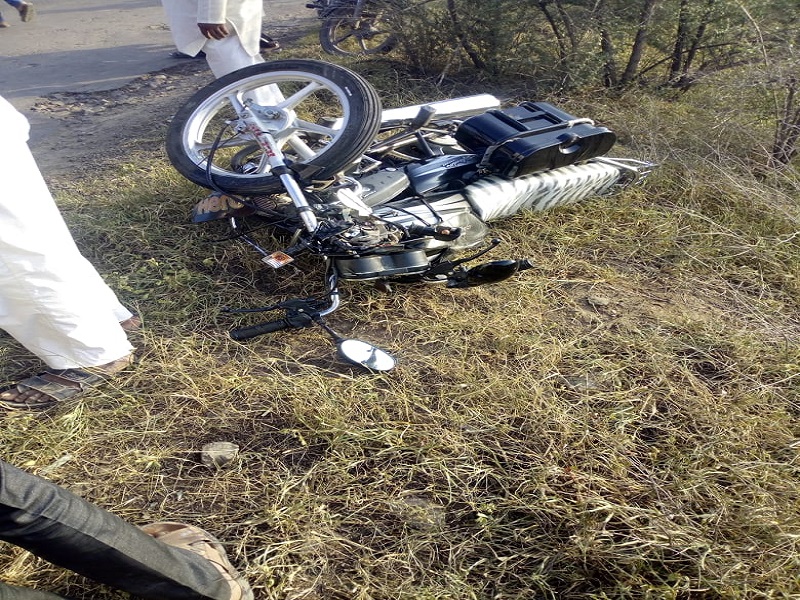 Accident in Bennewi Shivar: A motorcycle rider killed himself on the spot | बेनवडी शिवारात अपघात : स्वीफ्ट कारच्या धडकेने मोटार सायकलस्वार जागीच ठार