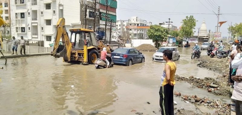 Besa in Nagpur Jalmay due to broken of water channel | जलवाहिनी फुटल्याने नागपुरातील  बेसा जलमय 