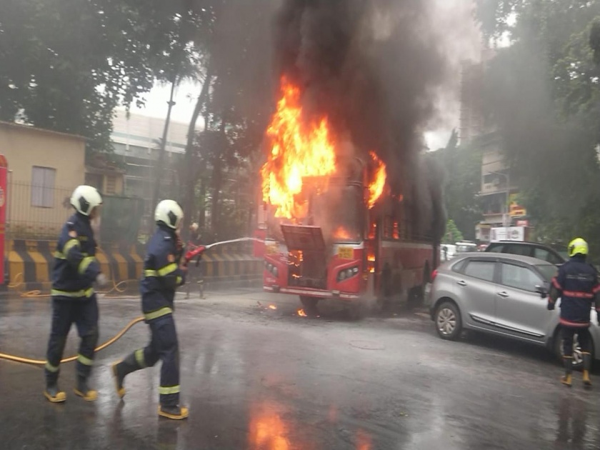 Best bus caught fire in Matunga; All travelers are safe | Video : माटुंग्यात बेस्टच्या बसला लागली भीषण आग; सर्व प्रवासी सुखरूप 