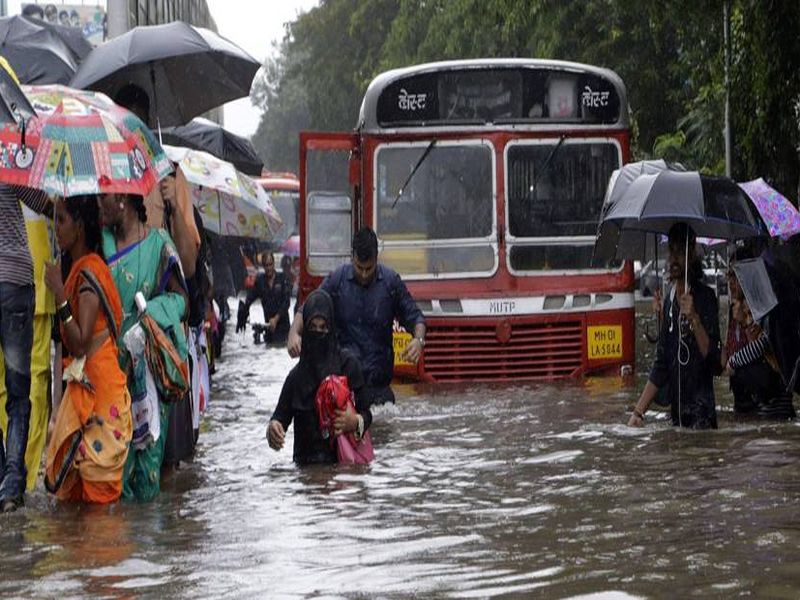 Today due to heavy rains temporary shelter arrangements are available in municiple corporation school | Mumbai Rain Updates: पावसामुळे अडकलेल्या प्रवाशांची पालिकेच्या शाळांमध्ये निवाऱ्याची सोय