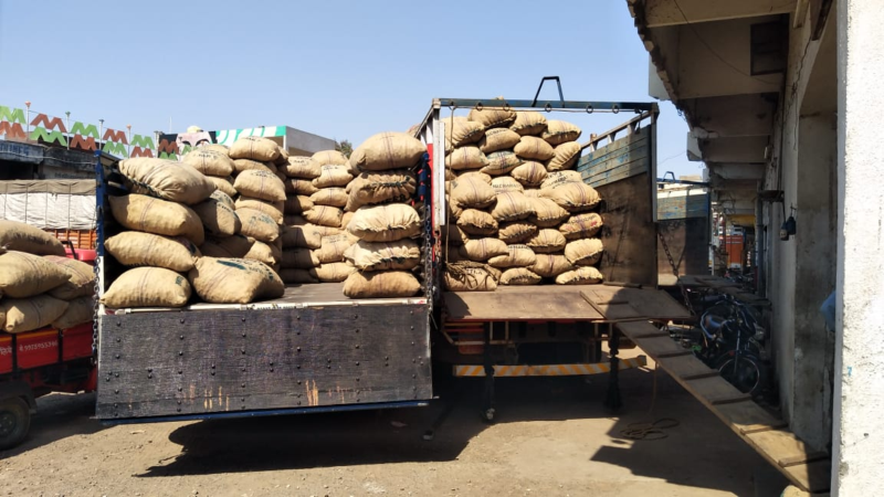 Millions of betel nuts found in transporter's warehouse | नागपुरात ट्रान्सपोर्टरच्या गोदामात आढळली लाखोंची सुपारी