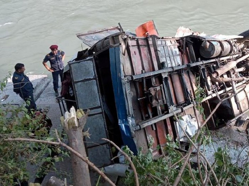 Nepal Bus Accident: Bus crashes into river, 28 killed; passengers returning from India | Nepal Bus Accident: नेपाळमध्ये बस नदीत कोसळली, 28 प्रवाशांचा मृत्यू; दुर्गापूजेसाठी भारतातून परतत होते 
