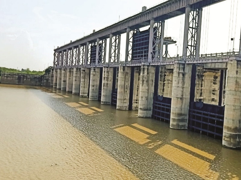 Finally the Babhali dam fell dry; 19.15 million cubic meters of water was gone in Telangana | अखेर बाभळी बंधारा पडला कोरडा; १९.१५ दशलक्ष घनमीटर पाणीसाठा गेला तेलंगणात